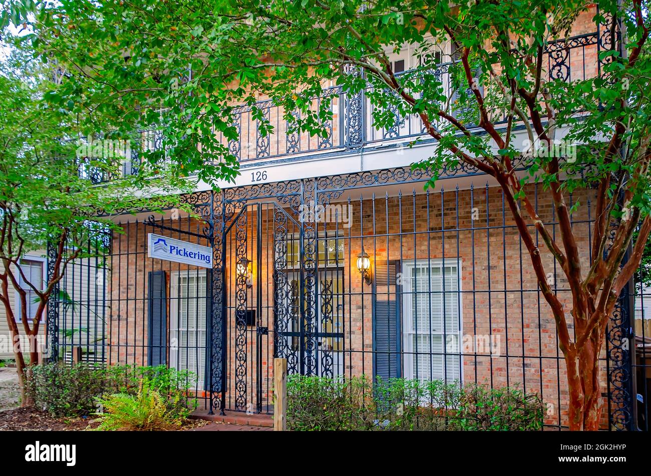 In Rue Magnolia, 5 settembre 2021, a Biloxi, Mississippi, è raffigurato un edificio di uffici neo-eclettici del 1972. Foto Stock