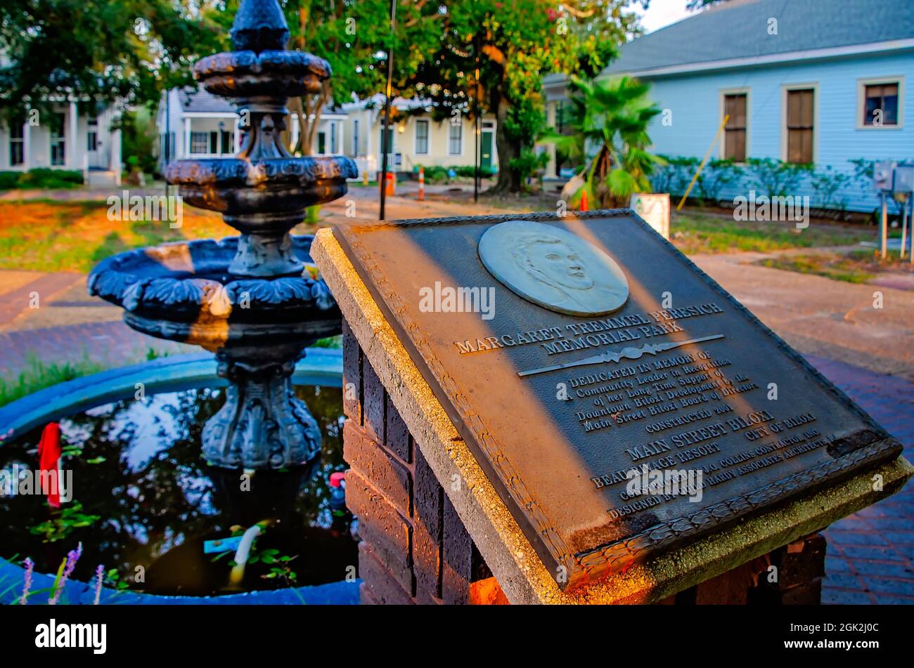 Una targa designa una sezione di Rue Magnolia come Margaret Tremmel Peresich Memorial Park, 5 settembre 2021, a Biloxi, Mississippi. Foto Stock