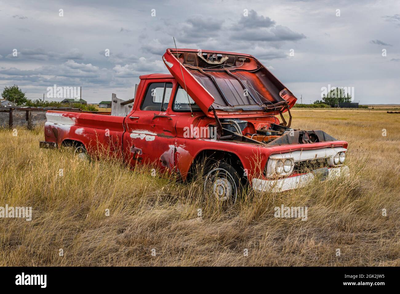 Abbandonate le praterie di Saskatchewan, un camion rosso d'epoca Foto Stock