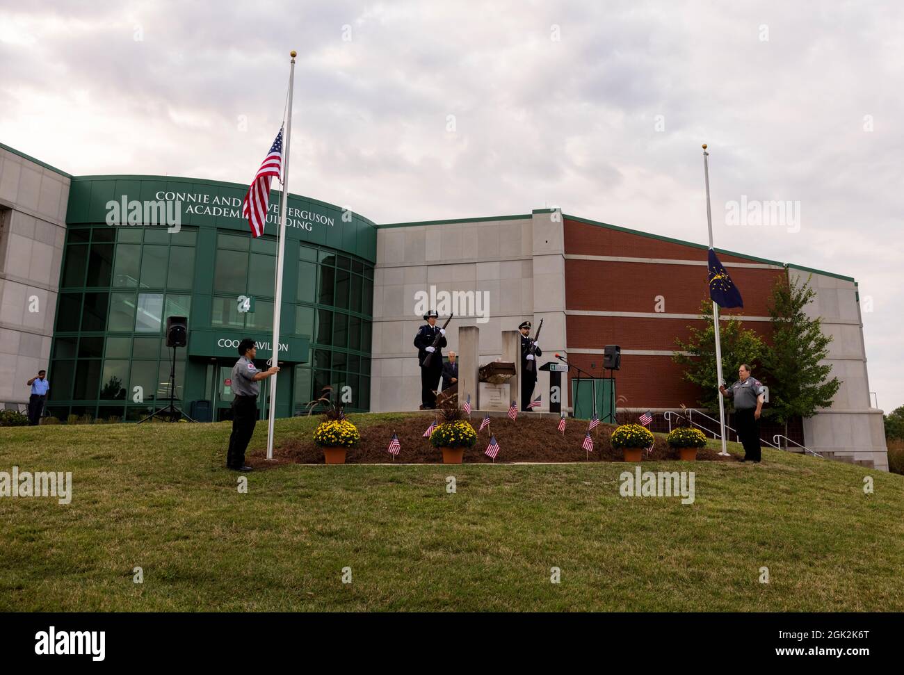 BLOOMINGTON, INDIANA - SETTEMBRE 11: Gli EMT pubblicano i colori durante il 20° anniversario della cerimonia commemorativa dell'attacco dell'11 Settembre il 11 SETTEMBRE 2021 all'Ivy Tech di Bloomington, Indiana. Venti anni fa i terroristi hanno attaccato gli Stati Uniti il 11 settembre 2001 uccidendo oltre 2000 persone al World Trade Center di New York, New York, e iniziando una guerra con gli Stati Uniti che continua. Foto Stock