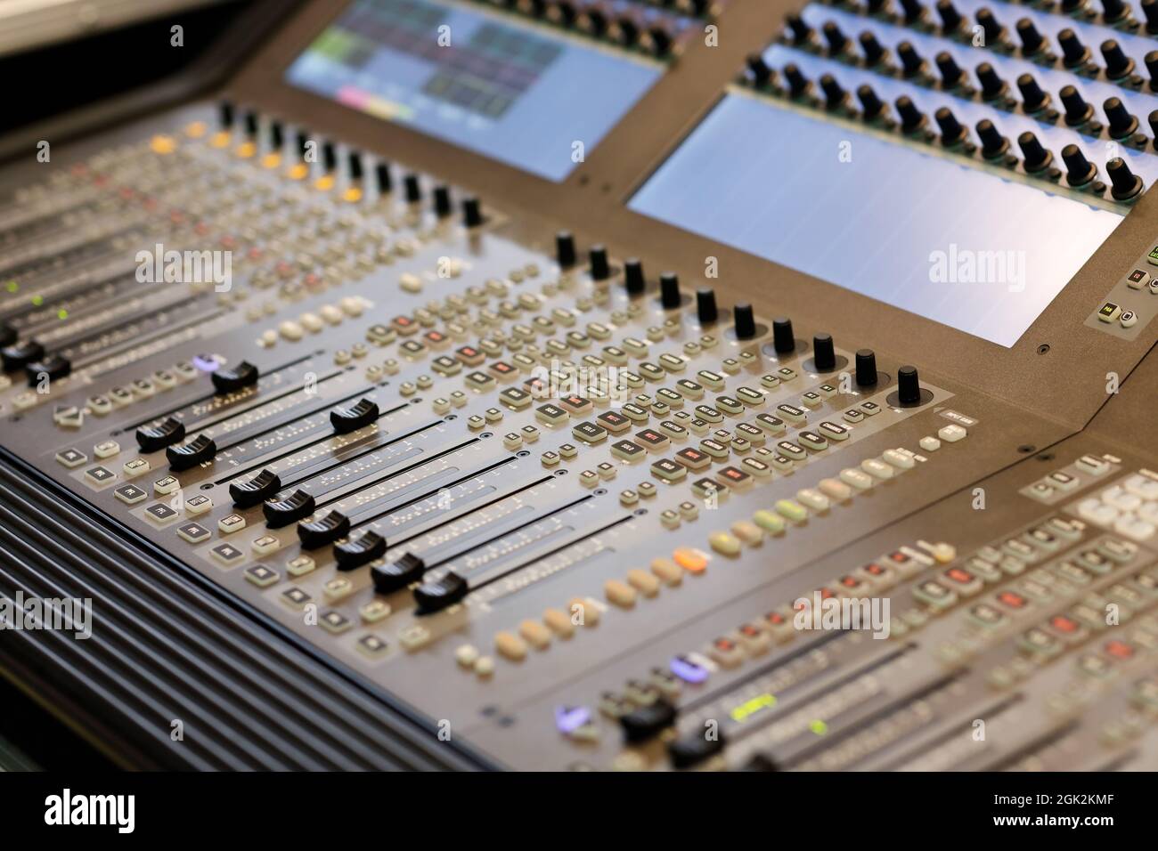 Console mixer audio digitale professionale. Messa a fuoco selettiva. Foto Stock