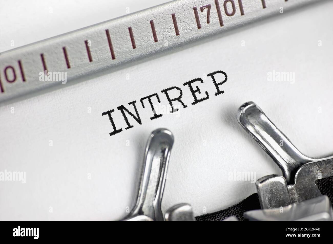 Report di intelligence Acronym INTREP testo macro closeup, typewriter digitato intel Insight fatti riepilogo report concetto di documento, breve e conciso bollettino Foto Stock