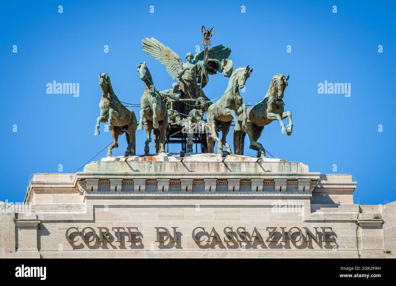 La quadriga in bronzo, sopra la facciata del Palazzo di Giustizia di Roma. Ambientato nel 1926, è opera dello scultore Ettore Ximenes. Foto Stock