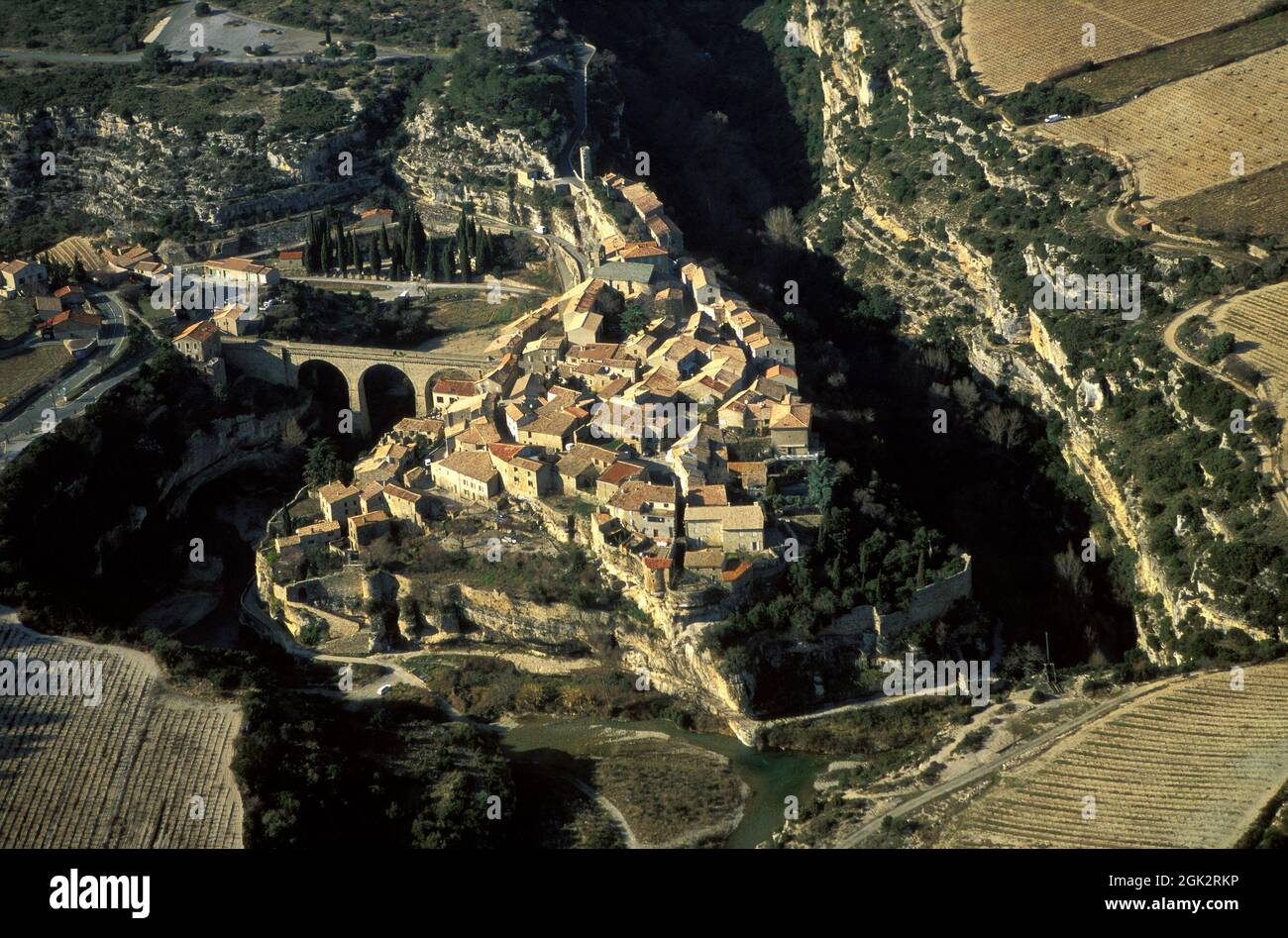 FRANCIA. AUDE (11) VILLAGGIO FORTIFICATO CATARO, CADUTO NELLE MANI DI SIMON DE MONTFORT NEL 1210. SULLO SFONDO, LA 'CANDELA', SOLO VESTIGIA DEL Foto Stock