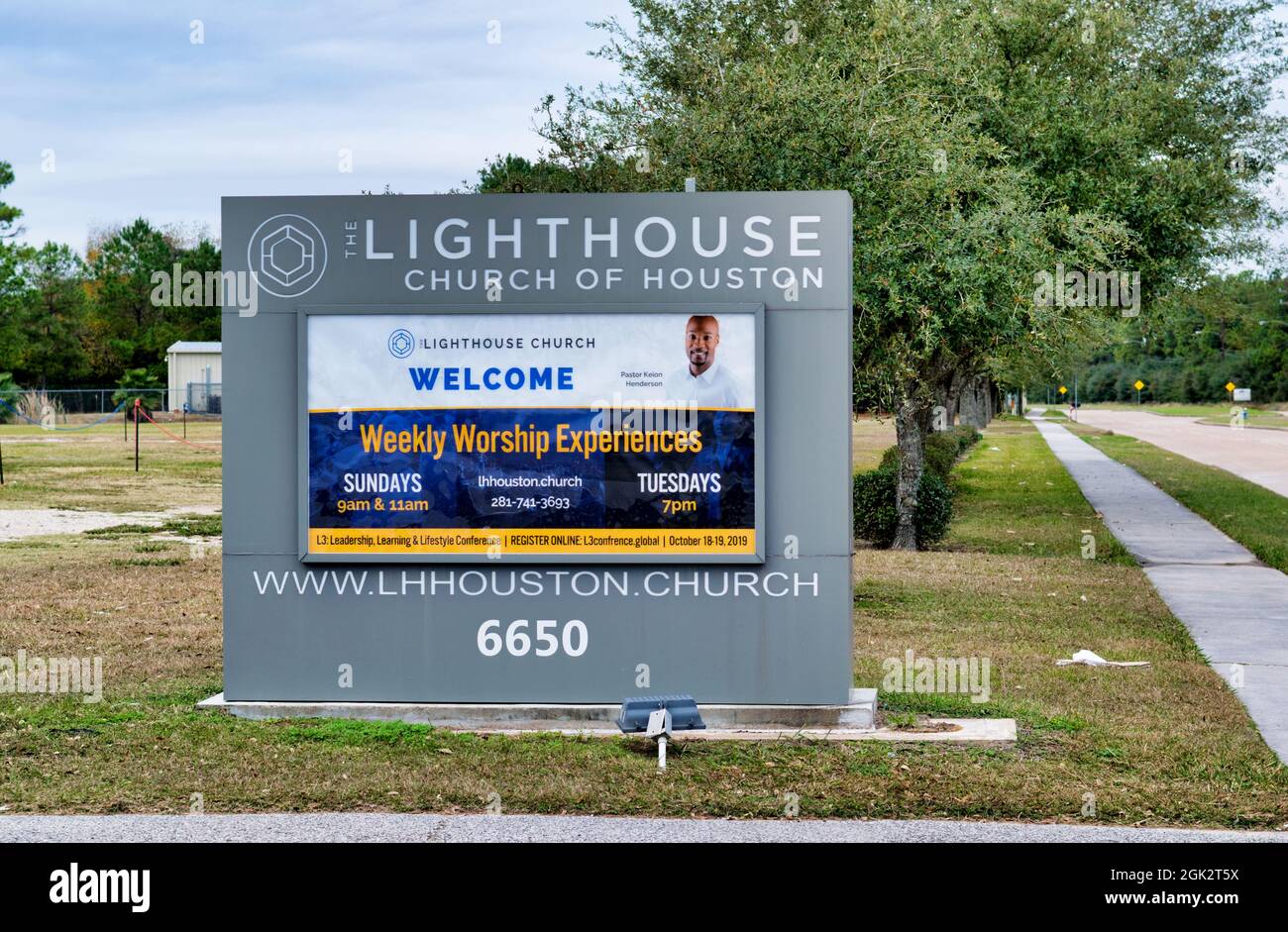 Humble, Texas USA 11-28-2019: Lighthouse Church of Houston Road Sign by a Sidewalk in Humble, Texas. Foto Stock
