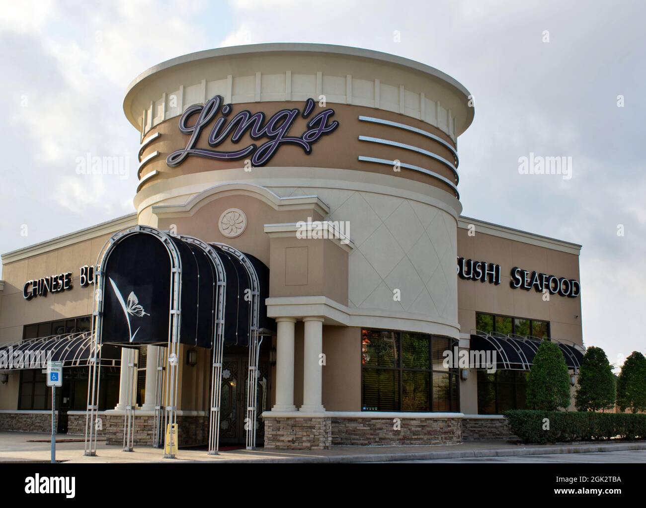 Humble, Texas USA 08-14-2019: Esterno a buffet cinese Ling's in Humble TX, ingresso principale con vista d'angolo. Foto Stock