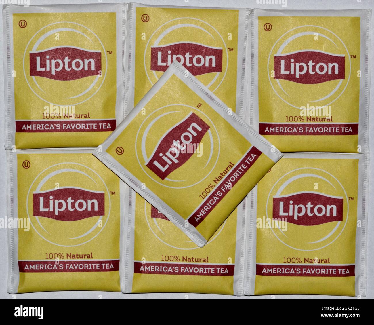 Houston, Texas USA 05-10-2020: Bustine di tè Lipton inaperte, pacchetti quadrati allineati, immagine full frame. Foto Stock