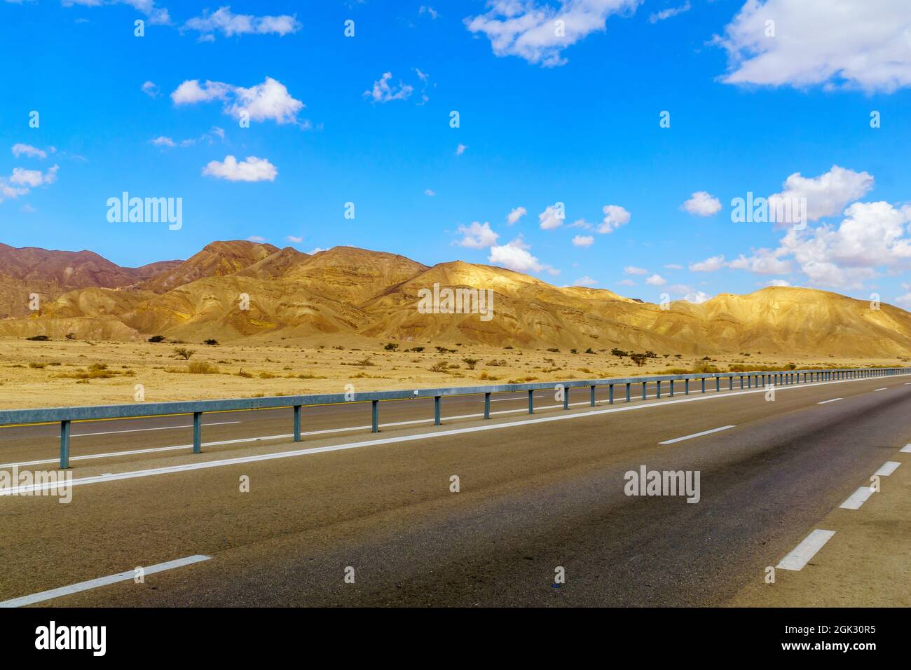 Vista del paesaggio desertico di Arava, e la strada di Arava (90), tra Israele e Giordania Foto Stock