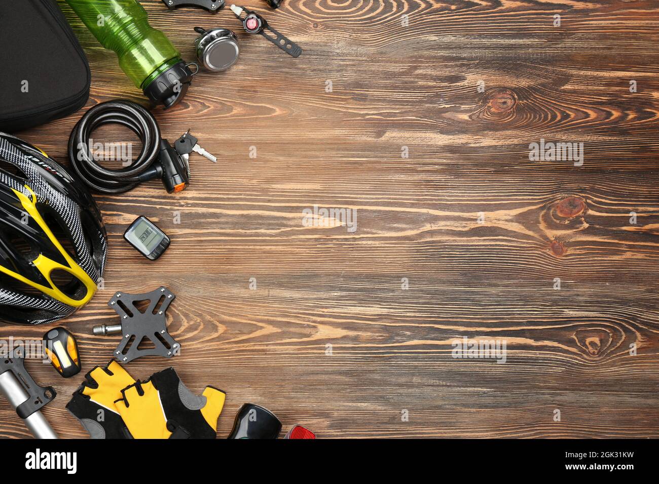 Set di accessori per bicicletta su sfondo in legno Foto stock - Alamy