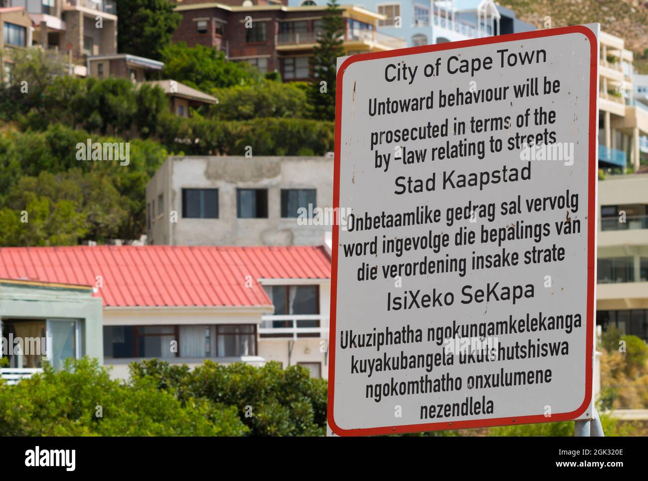 Comportamento sociale o disciplina pubblica segno in strada per la legge e l'ordine in una zona residenziale urbana a Città del Capo, Sudafrica Foto Stock