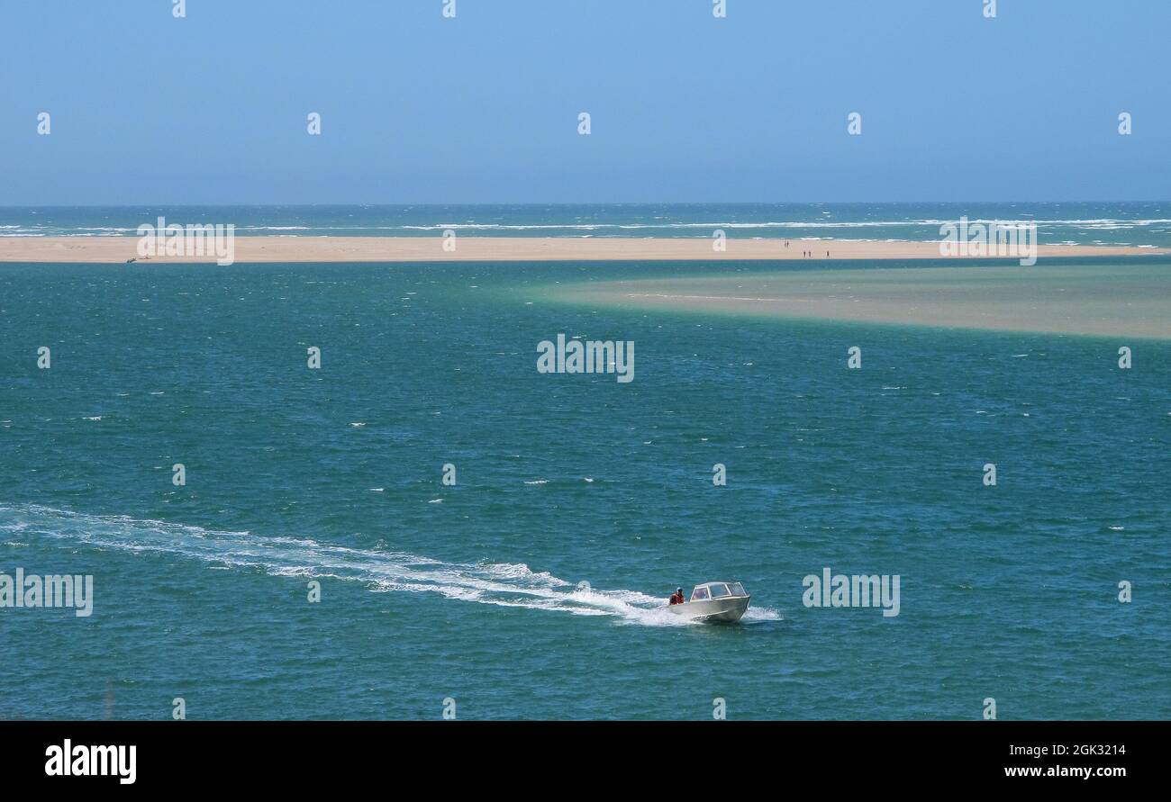 Motoscafo o motoscafo sull'estuario del fiume Breede o sulla foce del fiume con una barra di sabbia sullo sfondo e l'oceano nel Capo Occidentale, Sud Africa Foto Stock