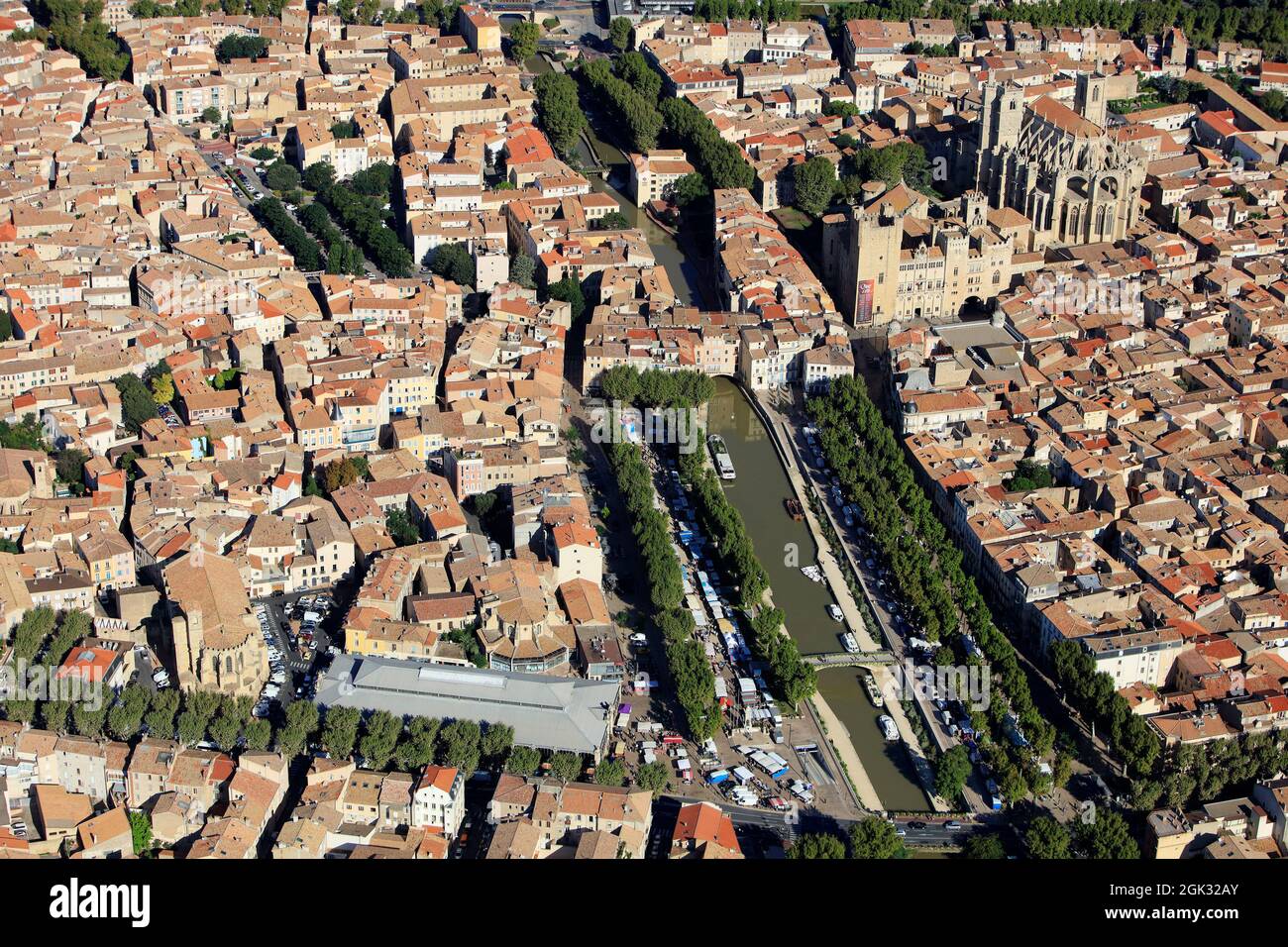 FRANCIA (AUDE) NARBONNE, IL CENTRO STORICO. IL CANALE, LE HALLES E IL MERCATO. LA CATTEDRALE SAINT JUST E IL PALAIS DES ARCHEVEQUES. ANTENNA Foto Stock