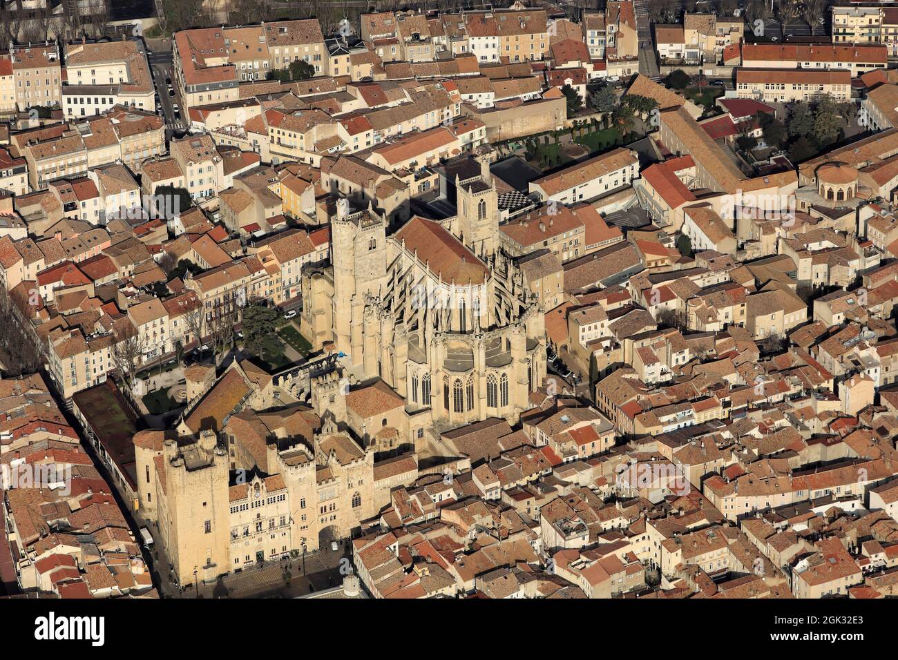 FRANCIA (AUDE) NARBONNE, IL CENTRO STORICO. LA CATTEDRALE SAINT JUST E IL PALAIS DES ARCHEVEQUES. VISTA AEREA Foto Stock