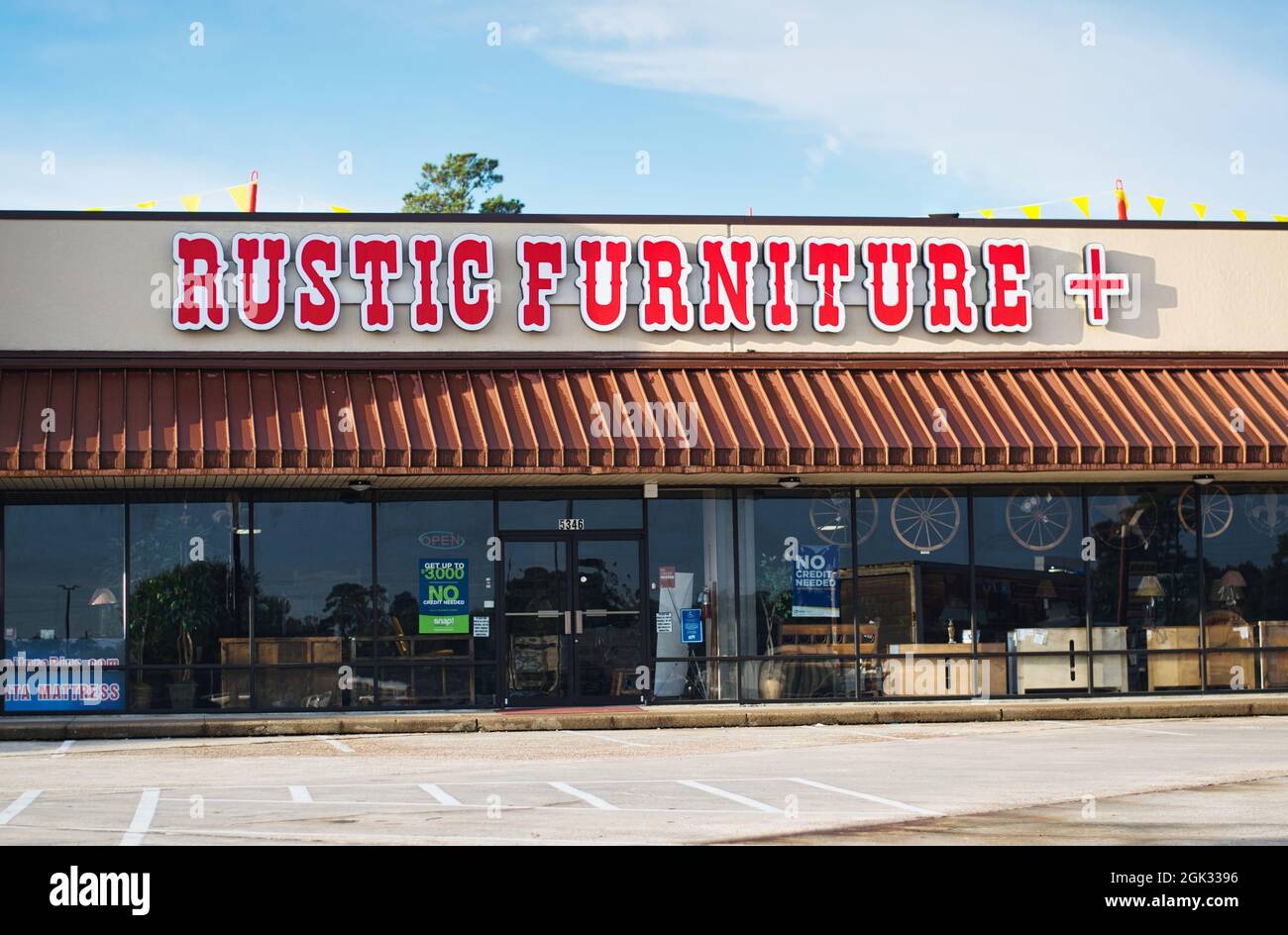Humble, Texas USA 11-20-2019: Rustic Furniture Plus negozio esterno in Humble, TX con parcheggio vuoto in primo piano. Foto Stock
