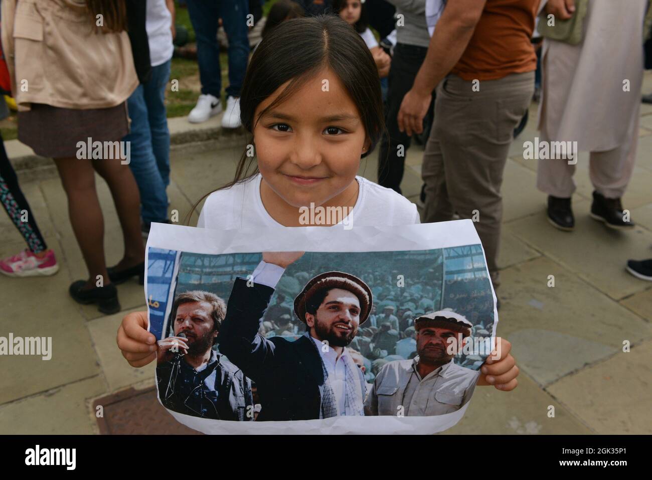 Un bambino con ritratto di Ahmad Massoud avvistato al raduno anti-talebano in Piazza del Parlamento. Gli uomini e le donne afghane hanno dimostrato il loro sostegno al leader delle forze di resistenza del Panjshir. Foto Stock