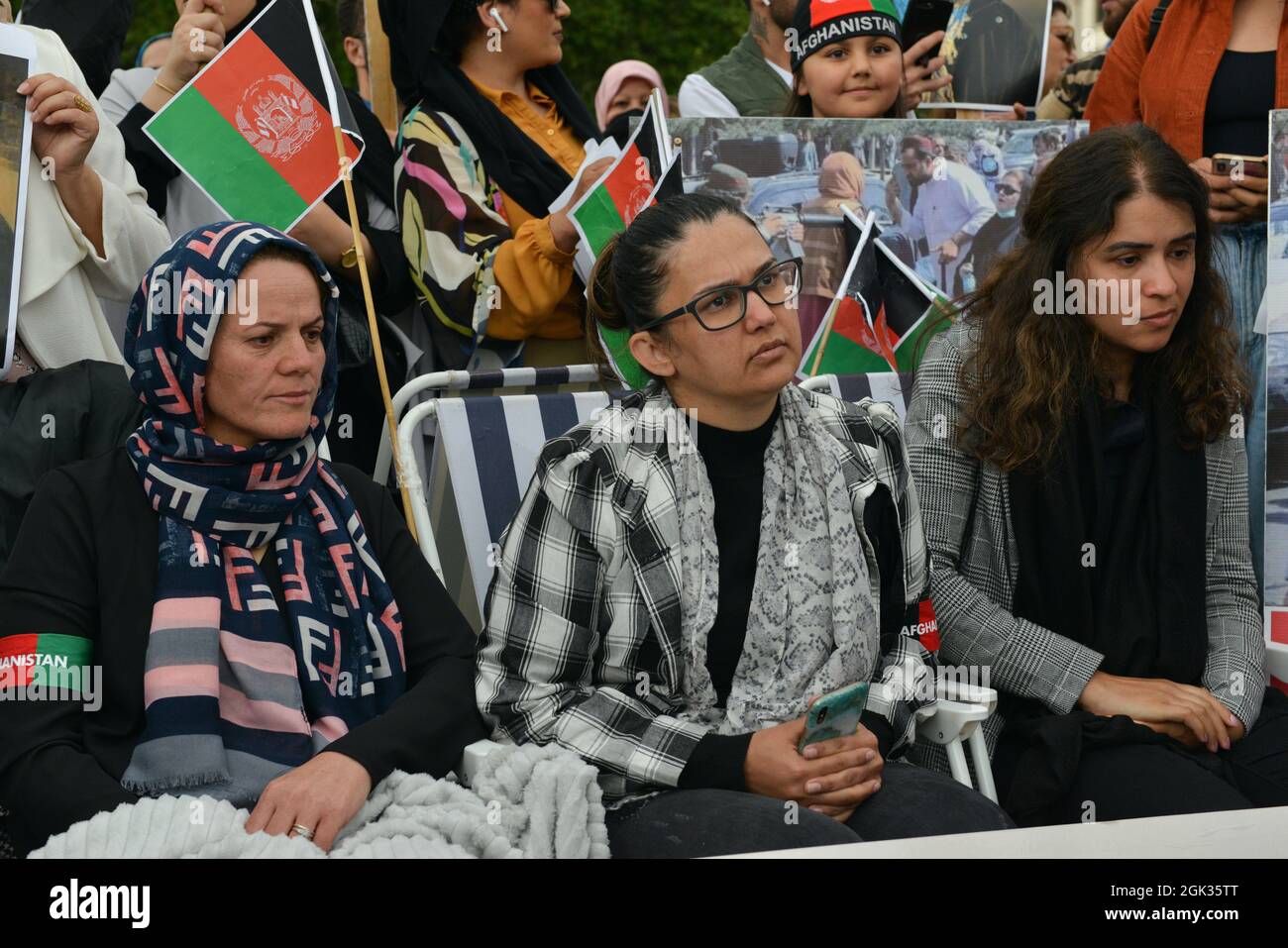Tre donne afghane hanno iniziato uno sciopero della fame in Piazza del Parlamento per dimostrare il loro sostegno al leader delle forze di resistenza Panjshir Ahmad Massoud. Foto Stock