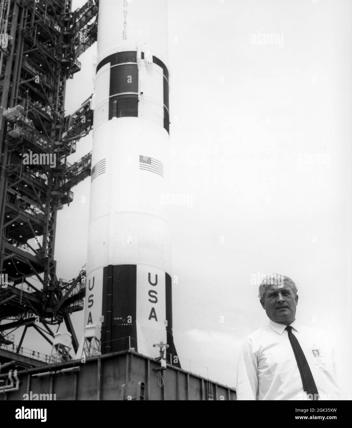 Il Dr. Wernher von Braun, direttore della NASA Marshall Space Flight Center (MSFC), parla con i giornalisti mentre si fermava di fronte al lanciatore mobile e alla base del razzo Saturno V (AS-506) in corso di riproduzione per la storica missione di atterraggio lunare Apollo 11 presso il Kennedy Space Center (KSC). Il veicolo Saturno V è stato sviluppato da MSFC sotto la direzione del Dr. Von Braun Foto Stock