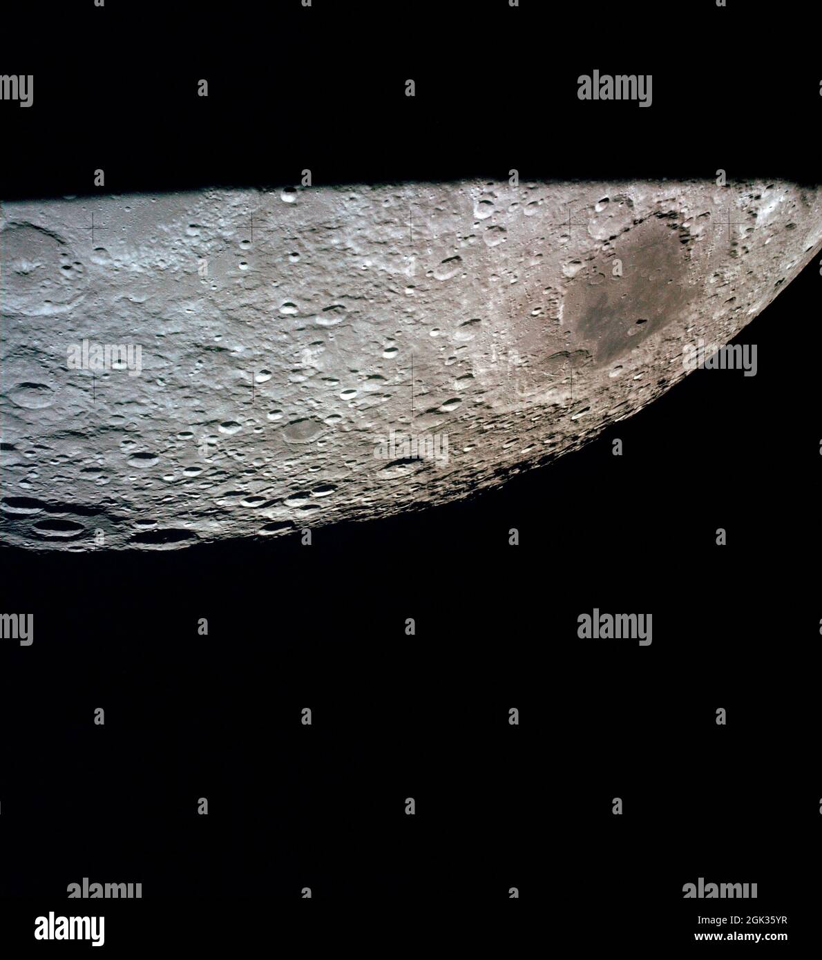 (11-17 aprile 1970) --- questa visione obliqua del farside lunare è stata fotografata dalla navicella spaziale Apollo 13 mentre passava intorno alla luna nella sua pericolosa casa di viaggio. La grande e cospicua area del mare è il Mare Moscoviense che si trova a 146 gradi di longitudine est e 25 gradi di latitudine nord. Il grande cratere all'orizzonte è International Astronomical Union Crater No. 221. Questa vista è guardando a nord-est dalla navicella spaziale. Foto Stock