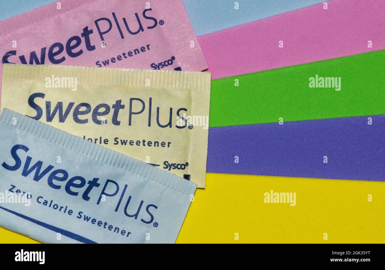 Houston, Texas USA 05-07-2020: Pacchetti dolcificanti artificiali Sweet Plus su sfondo colorato a strisce dai colori vivaci. Foto Stock