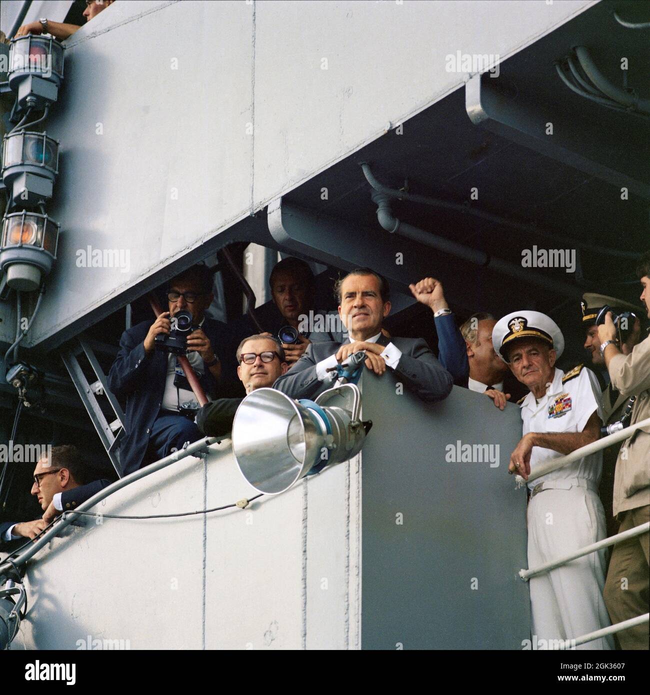 (24 luglio 1969) --- il presidente Richard M. Nixon ha fotografato sul ponte della USS Hornet, nave di recupero primaria per la missione di atterraggio lunare Apollo 11, in attesa dell'arrivo dell'equipaggio Apollo 11. L'Apollo 11 si è abbattuto alle 11:40 (EDT), 24 luglio 1969, circa 812 miglia nautiche a sud-ovest delle Hawaii. Foto Stock