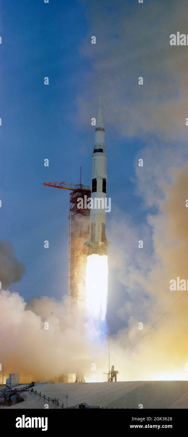 (11 aprile 1970) --- il veicolo spaziale Apollo 13 (Spacecraft 109/Lunar Module 7/Saturn 508) viene lanciato da Pad A, Launch Complex 39, Kennedy Space Center (KSC), alle 14:13 (EST), 11 aprile 1970. L'equipaggio della terza missione lunare di atterraggio della National Aeronautics and Space Administration (NASA) sono gli astronauti James A. Lovell Jr., comandante; John L. Swigert Jr., pilota del modulo di comando; e Fred W. Haise Jr., pilota del modulo lunare Foto Stock
