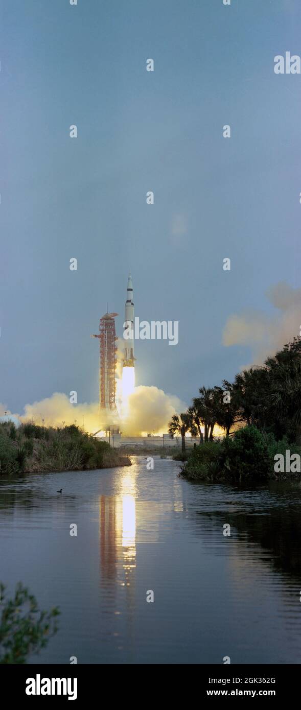 (11 aprile 1970) --l'Apollo 13 (Spacecraft 109/Lunar Module 7/Saturn 508) è lanciato da Pad A, Launch Complex 39, Kennedy Space Center (KSC), alle 14:13 (EST), 11 aprile 1970. L'equipaggio della terza missione di atterraggio lunare della National Aeronautics and Space Administration (NASA) è James A. Lovell Jr., comandante; John L. Swigert Jr., pilota del modulo di comando; e Fred W. Haise Jr., pilota del modulo lunare. Foto Stock