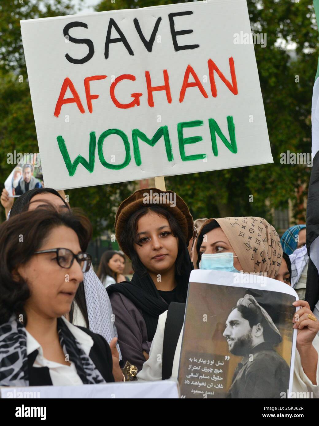 Un gruppo di uomini e donne afghani ha marciato da Trafalgar Square a Parliament Square per dimostrare il loro sostegno al leader delle forze di resistenza Panjshir Ahmad Massoud. Foto Stock