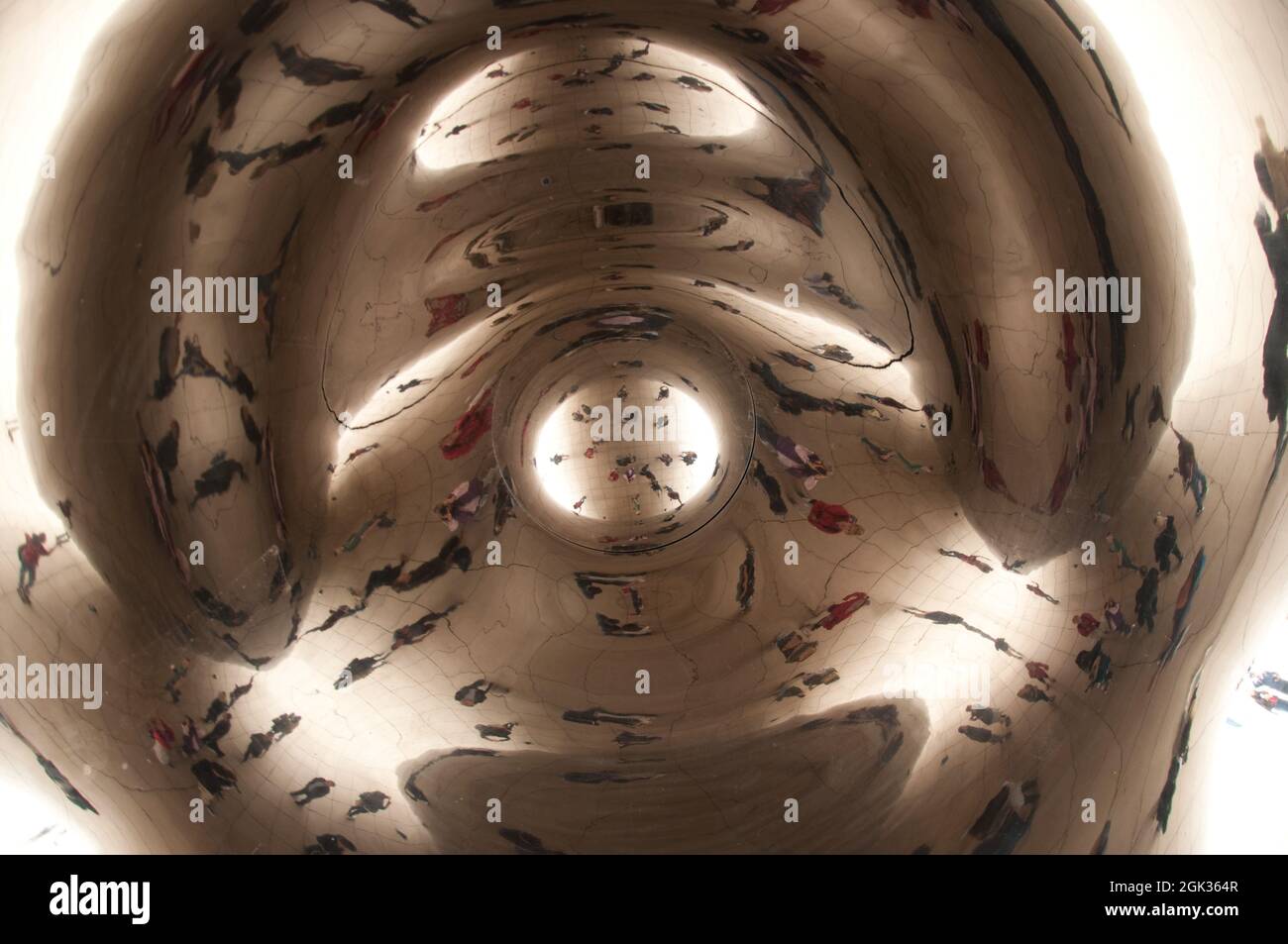 Reflections in the Bean, Chicago, Illinois, USA. Questo fagiolo attrae enormi folle in quanto consente riflessi molto interessanti. Foto Stock