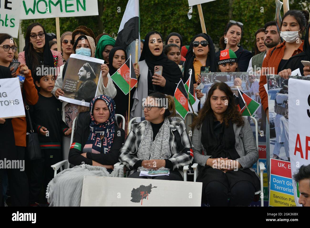 Un gruppo di donne afghane ha dimostrato in Piazza del Parlamento il proprio sostegno al leader delle forze di resistenza Panjshir Ahmad Massoud. Foto Stock