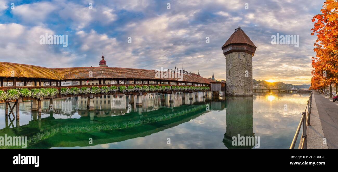 Lucerna (Lucerna) Svizzera, panorama alba skyline della città al Ponte della Cappella con stagione di fogliame autunno Foto Stock