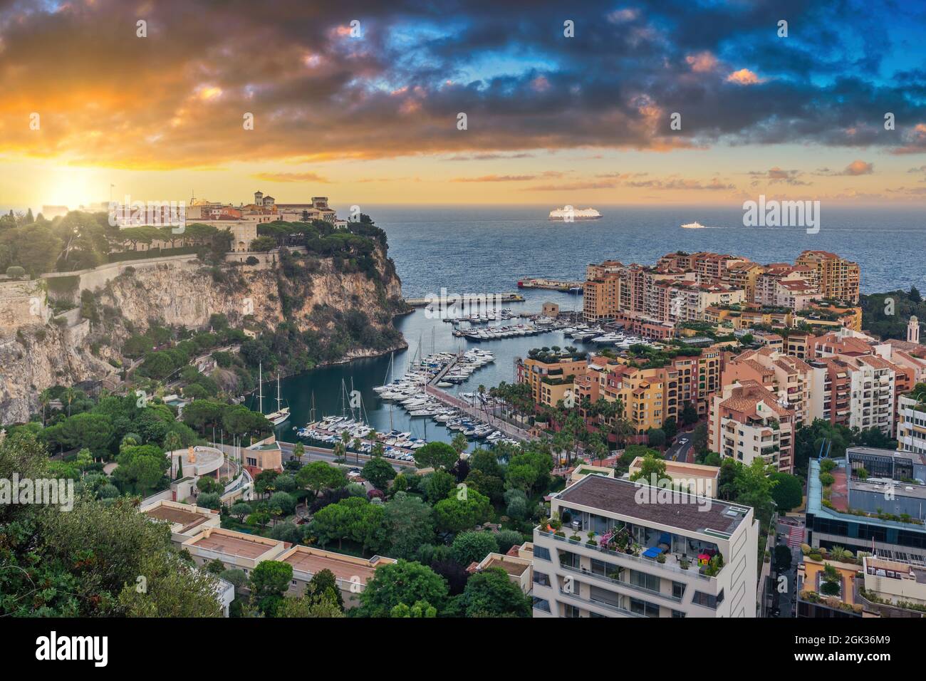 Monte Carlo Monaco, skyline della città all'alba al porto di Ville Foto Stock