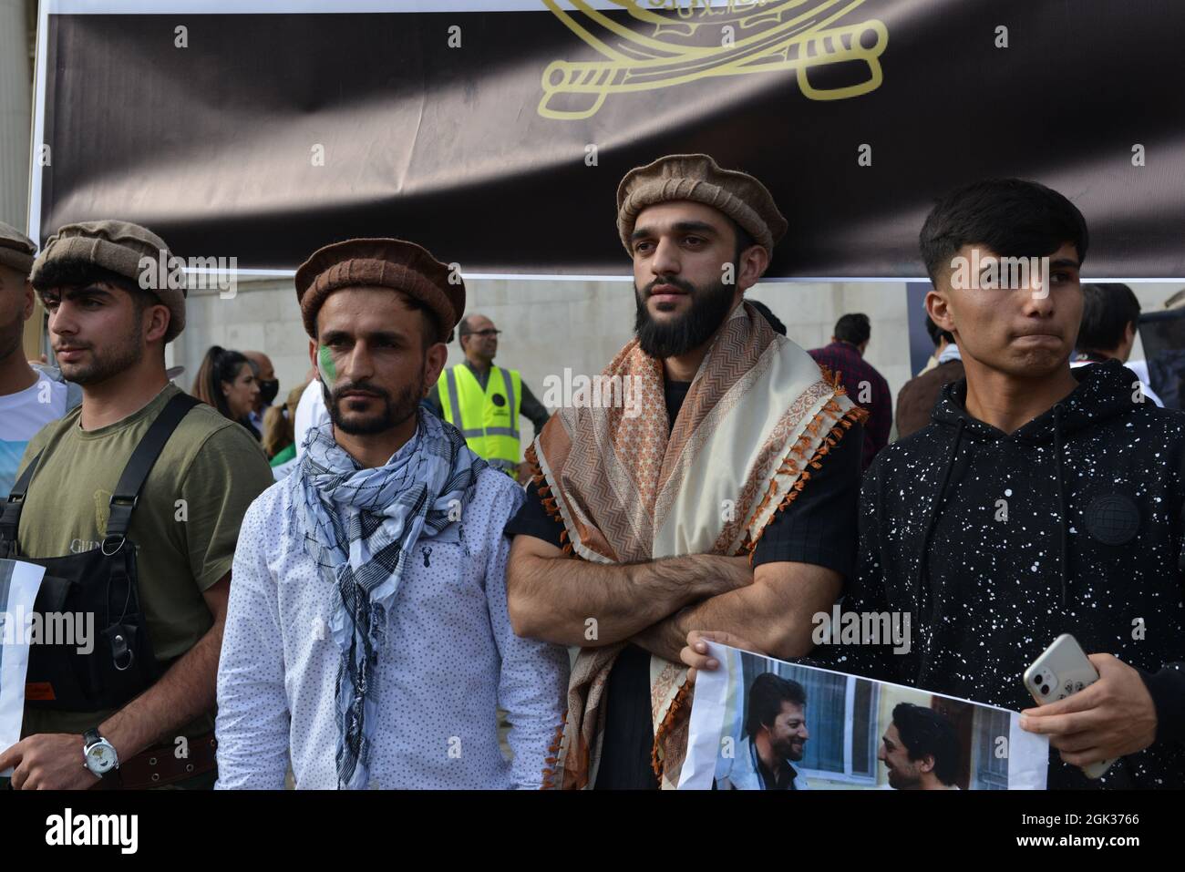 Un gruppo di uomini afghani si è riunito a Trafalgar Square per dimostrare il loro sostegno al leader delle forze di resistenza Panjshir Ahmad Massoud. Foto Stock