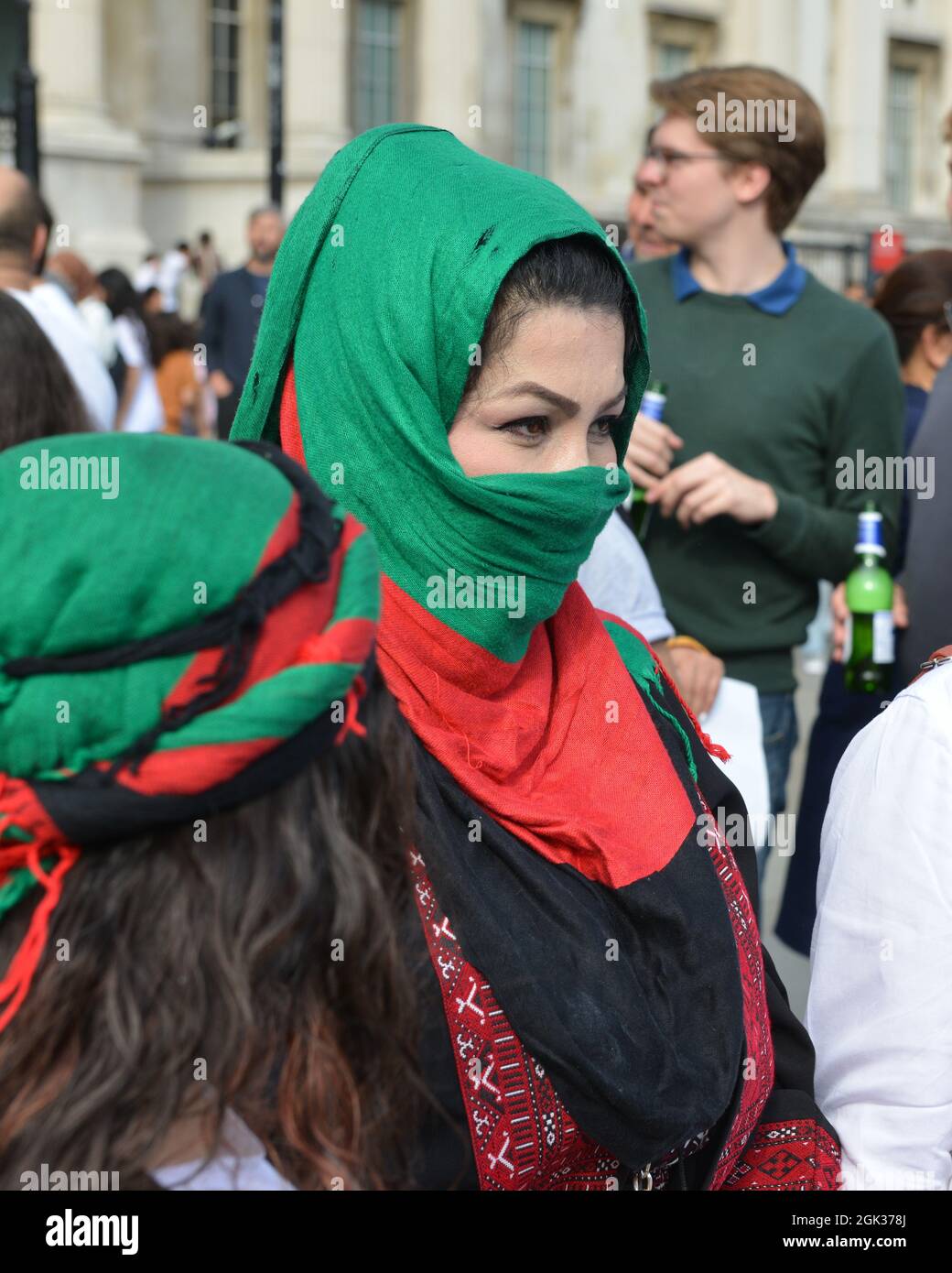 Una donna afghana si è riunita a Trafalgar Square per dimostrare il proprio sostegno al leader delle forze di resistenza Panjshir Ahmad Massoud. Foto Stock