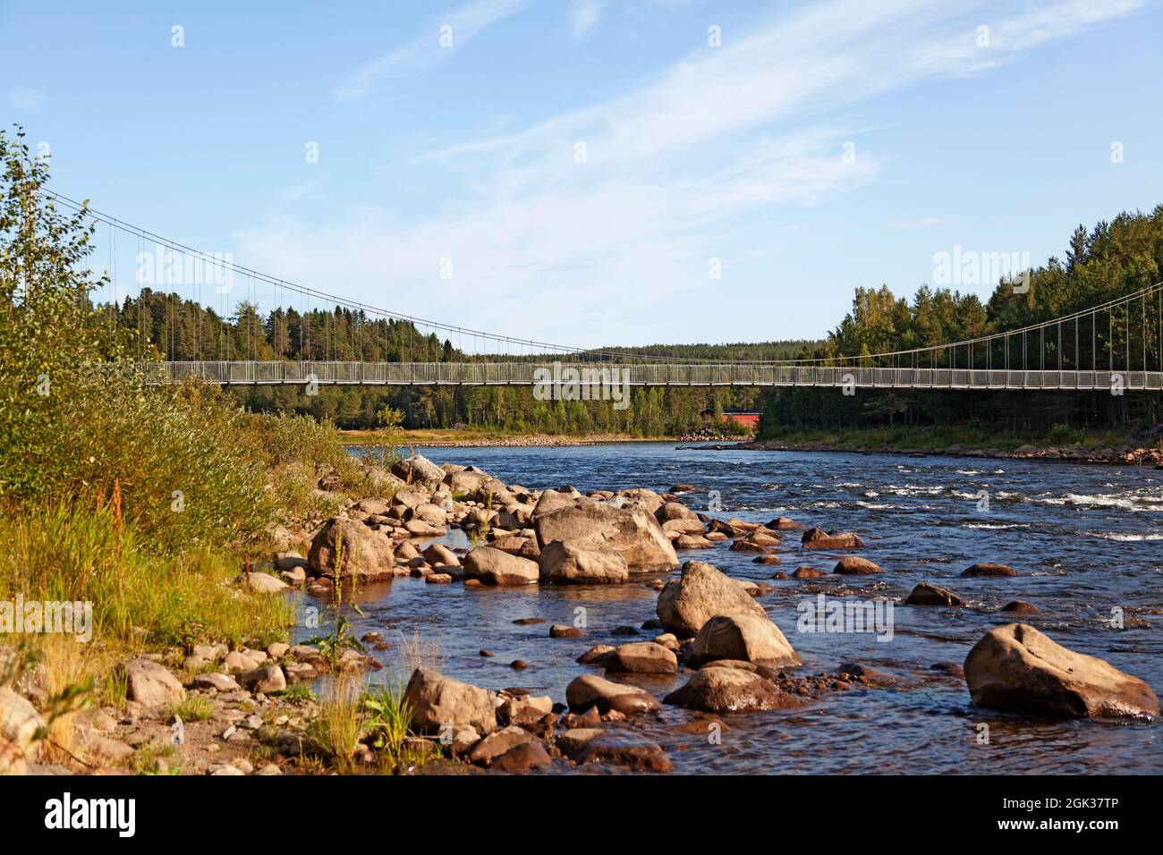 Umea, Norrland Svezia - 14 agosto 2019: Ponte sospeso sul fiume Ume Foto Stock