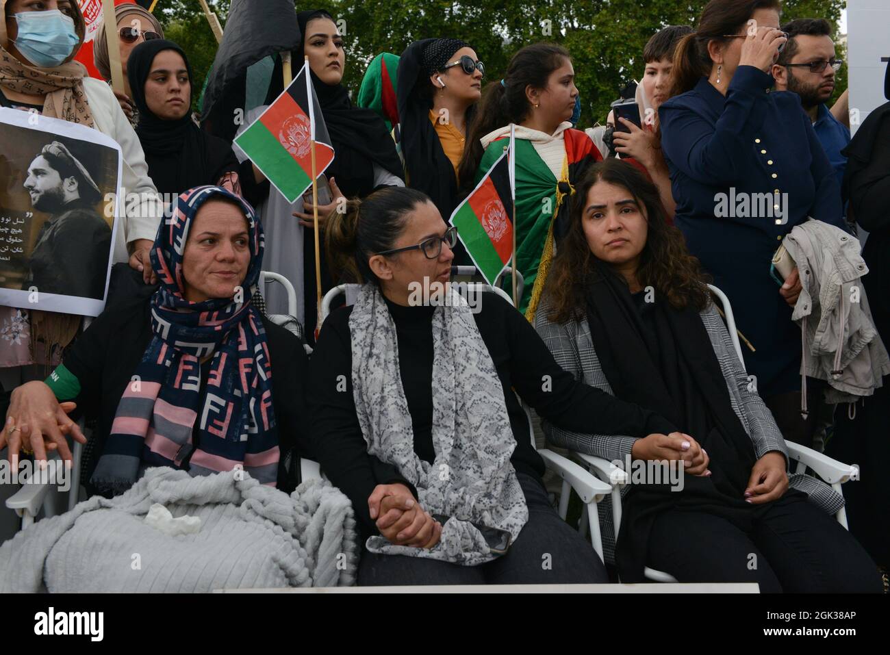 Un gruppo di donne afghane ha iniziato uno sciopero della fame in Piazza del Parlamento per dimostrare il loro sostegno al leader delle forze di resistenza Panjshir Ahmad Massoud. Foto Stock