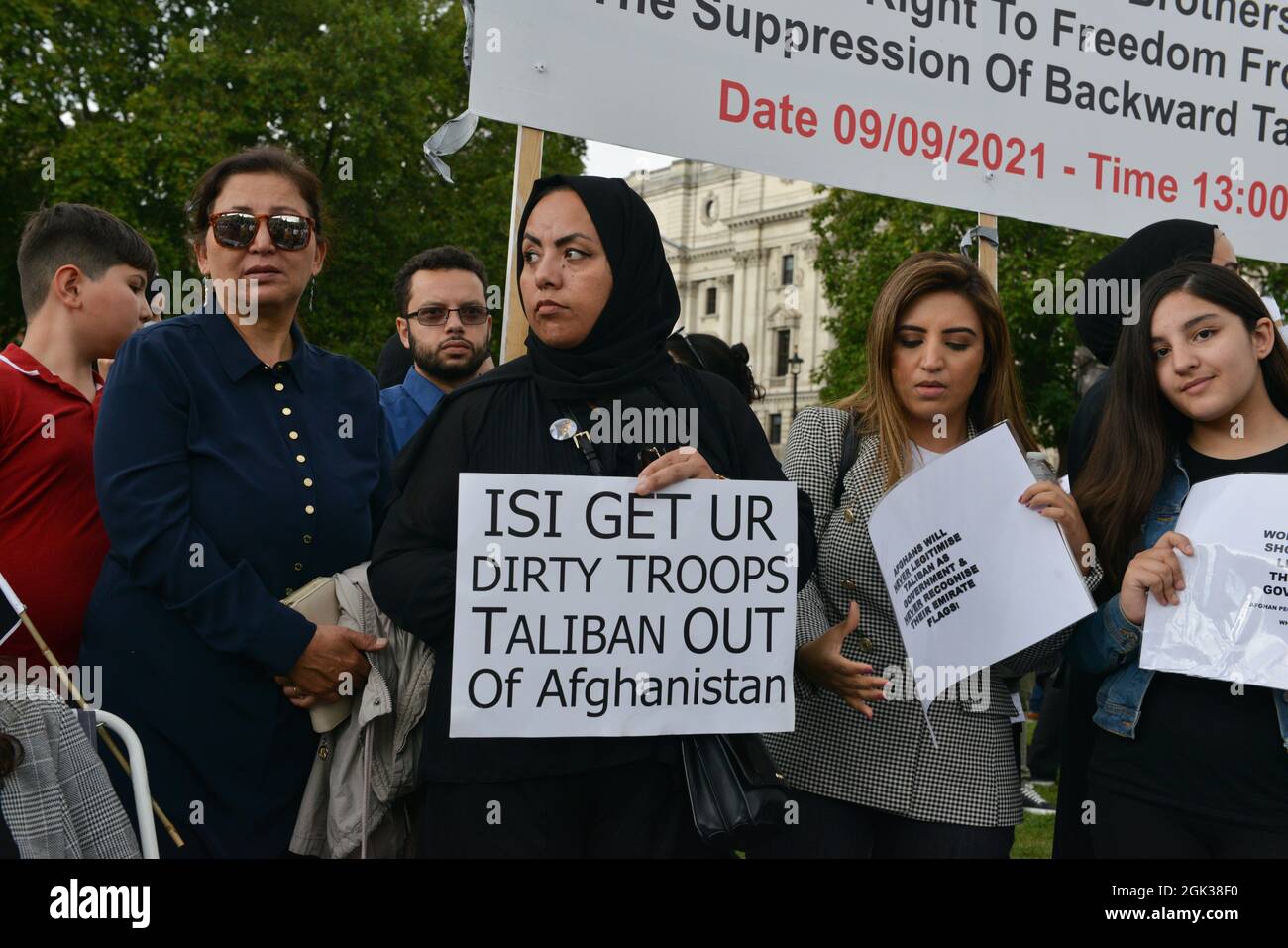 Un gruppo di donne afghane ha protestato in Piazza del Parlamento per dimostrare il loro sostegno al leader delle forze di resistenza Panjshir Ahmad Massoud. Foto Stock