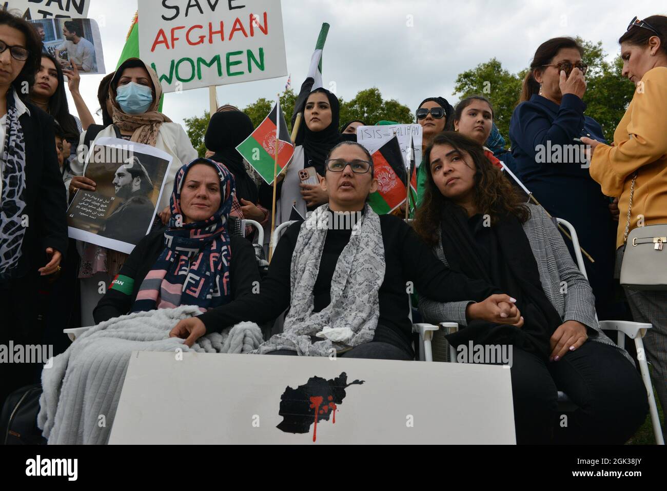Un gruppo di donne afghane ha protestato in Piazza del Parlamento per dimostrare il loro sostegno al leader delle forze di resistenza Panjshir Ahmad Massoud. Foto Stock