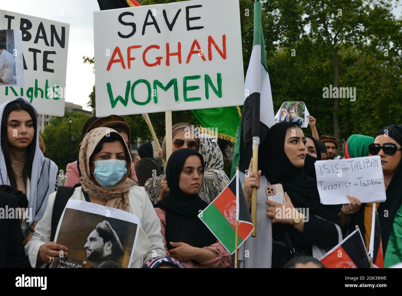 Un gruppo di donne afghane si è riunito in Piazza del Parlamento per dimostrare il loro sostegno al leader delle forze di resistenza Panjshir Ahmad Massoud. Foto Stock