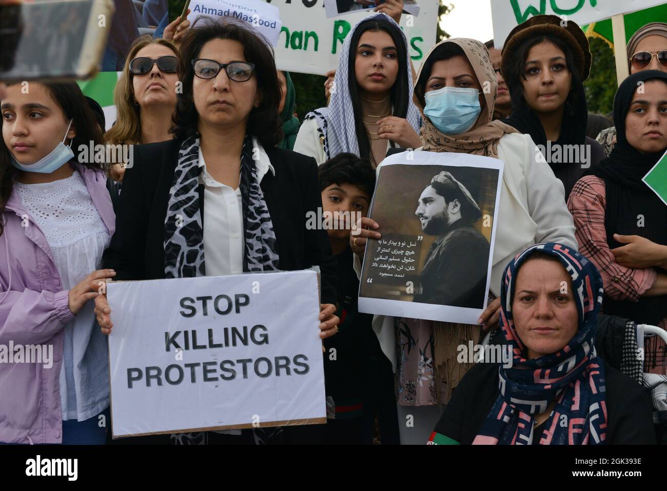 Un gruppo di donne afghane ha marciato da Trafalgar Square a Parliament Square per dimostrare il loro sostegno al leader delle forze di resistenza Panjshir Ahmad Massoud. Foto Stock