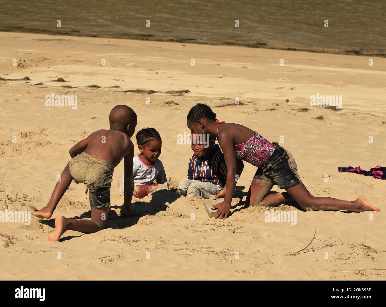 Carino nero africano bambini che giocano su una spiaggia Foto Stock