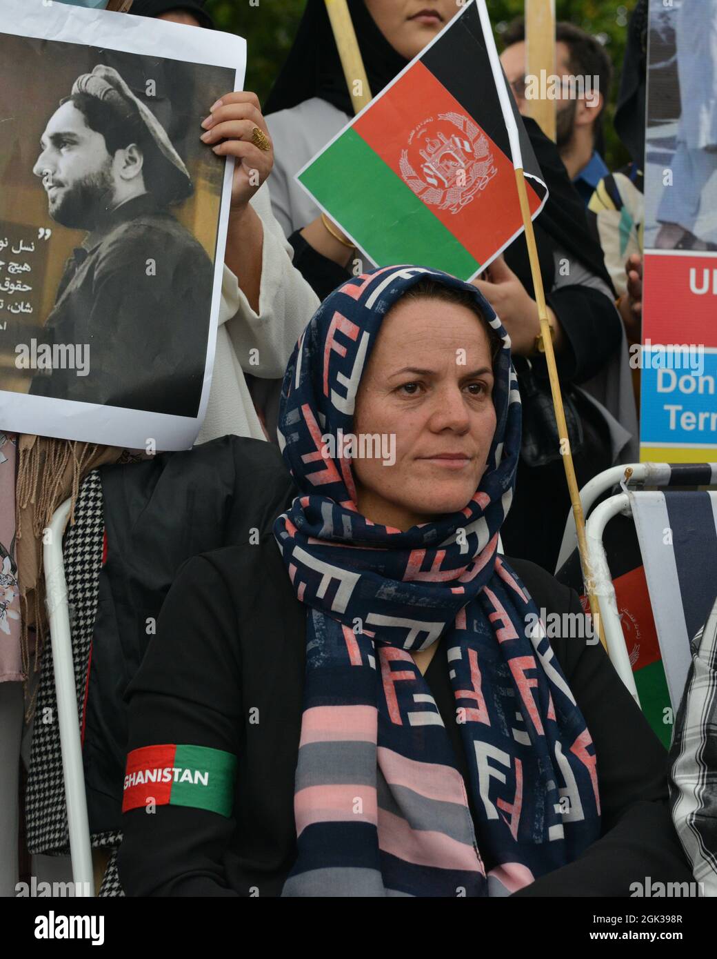 Un gruppo di donne afghane si è riunito in Piazza del Parlamento per dimostrare il loro sostegno al leader delle forze di resistenza Panjshir Ahmad Massoud. Foto Stock