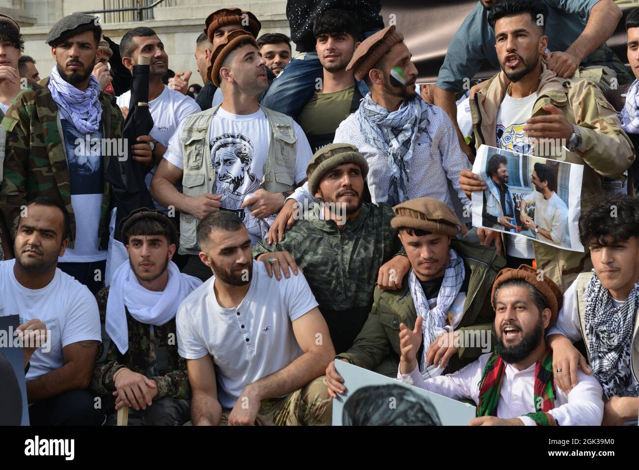Un gruppo di uomini afghani si è riunito a Trafalgar Square per dimostrare il loro sostegno al leader delle forze di resistenza Panjshir Ahmad Massoud. Foto Stock