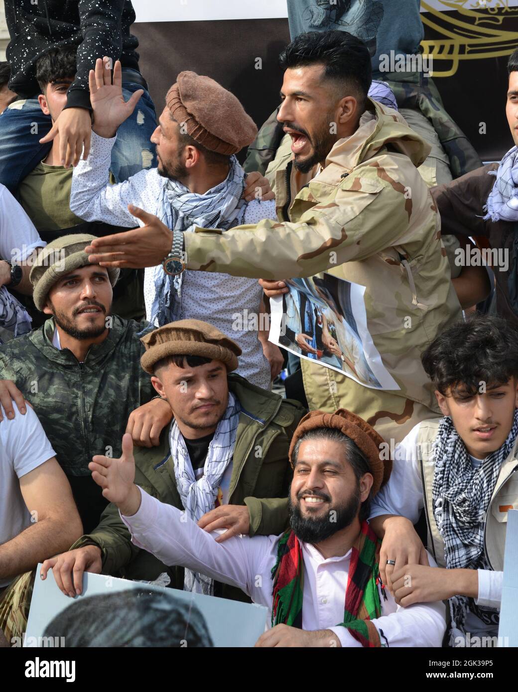 Un gruppo di uomini afghani protestò a Trafalgar Square per dimostrare il loro sostegno al leader delle forze di resistenza Panjshir Ahmad Massoud. Foto Stock