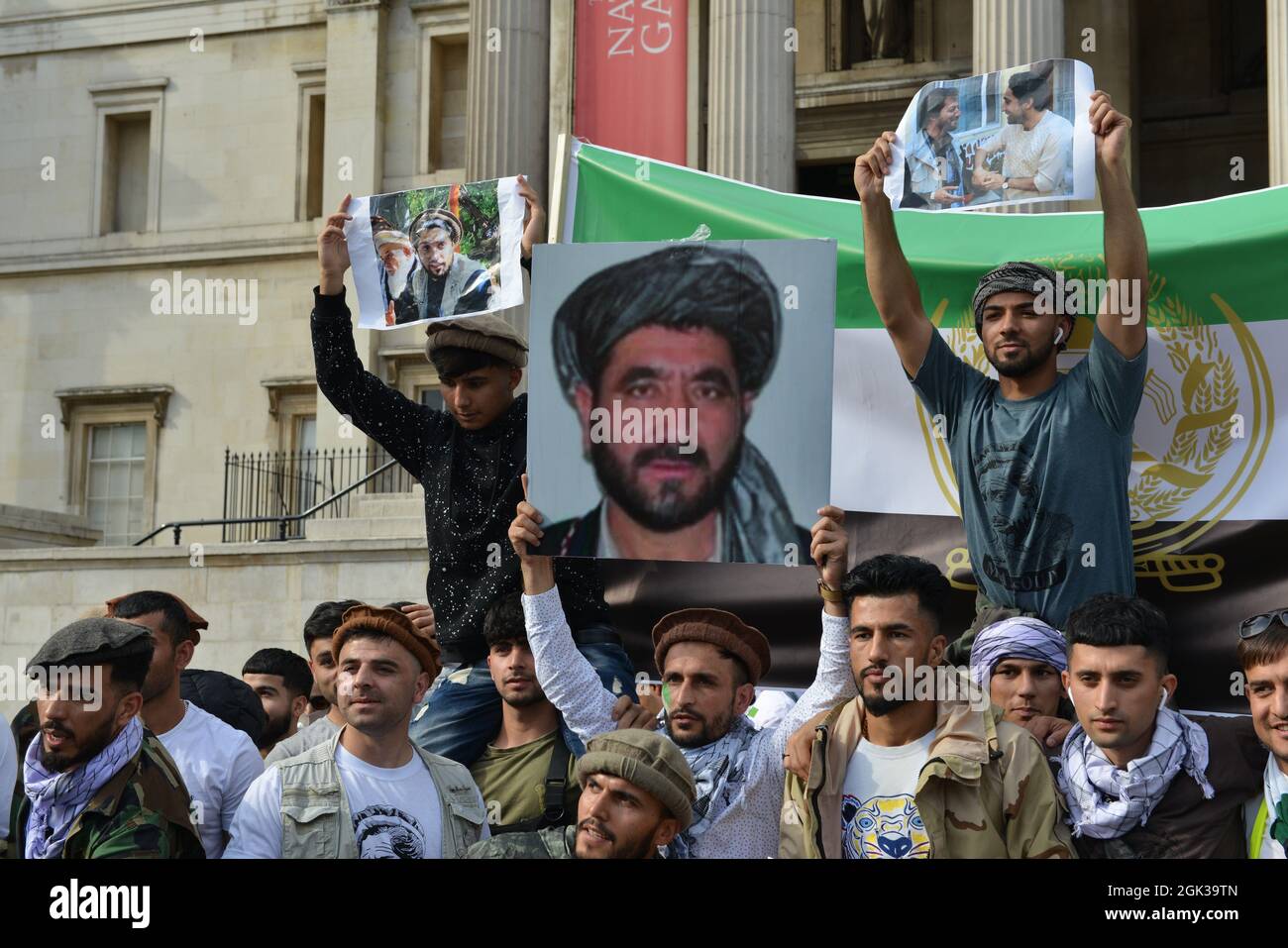 Un gruppo di uomini afghani protestò a Trafalgar Square per dimostrare il loro sostegno al leader delle forze di resistenza Panjshir Ahmad Massoud. Foto Stock