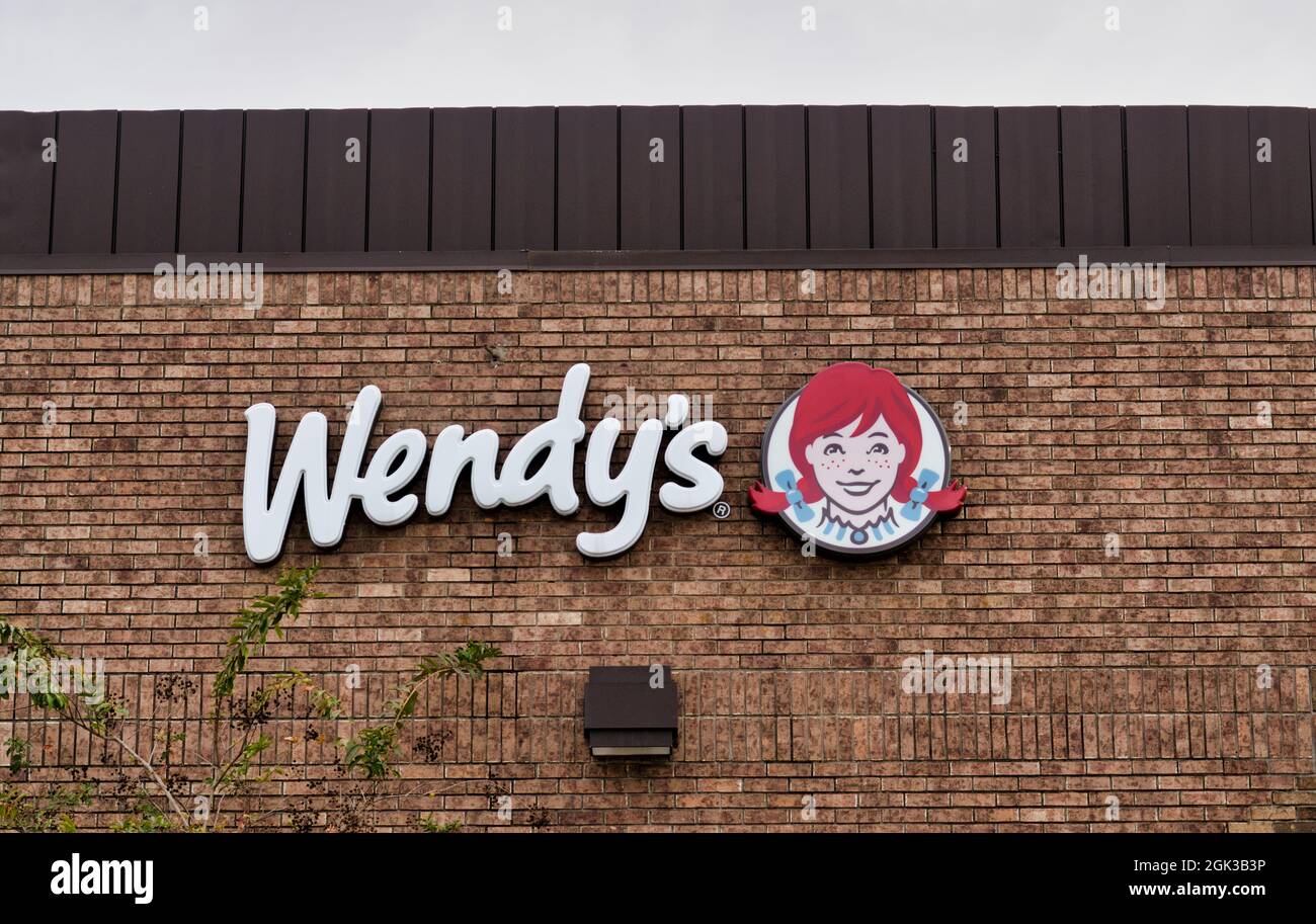 Humble, Texas USA 11-28-2019: La facciata del ristorante fast food Wendy's a Humble, Texas. Parete esterna laterale e cartello. Foto Stock