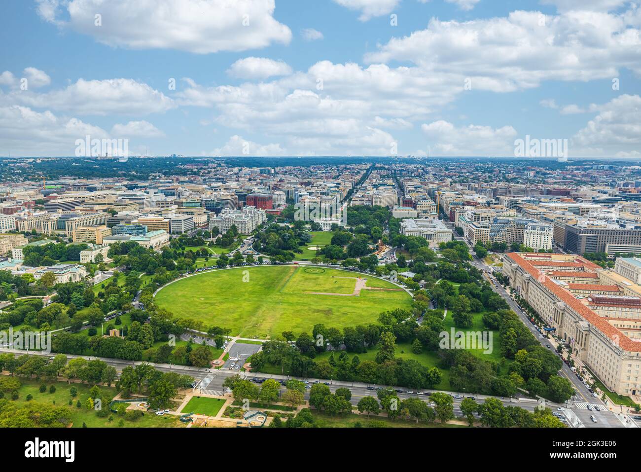 White House visto dall'interno del monumento di Washington a Washington, D.C., Stati Uniti Foto Stock