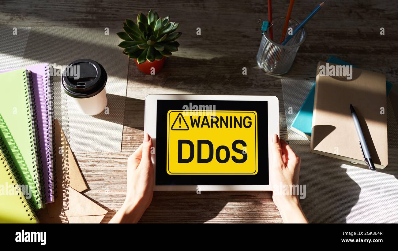 Messaggio di rilevamento degli attacchi DDoS. Virus e hacking. Sicurezza informatica e concetto Internet. Foto Stock