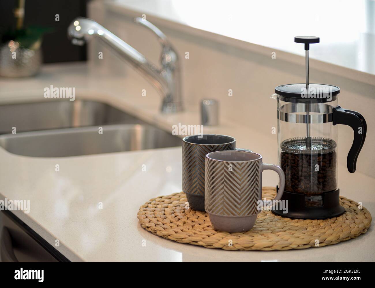 Caffè french press sul banco cucina residenziale Foto Stock