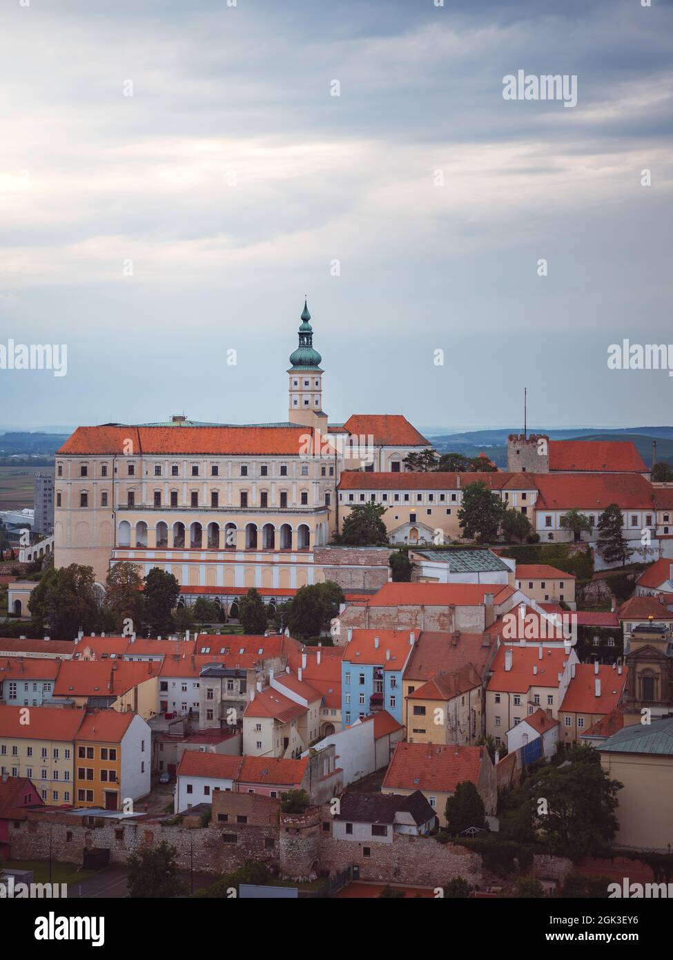 Splendida vista sulla città di Mikulov e sul castello di Mikulov a Morava, Repubblica Ceca Foto Stock