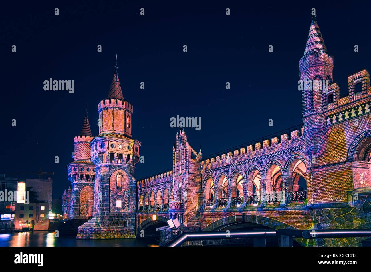 Il Oberbaumbrücke a Berlino 2021 al festival delle luci. Il ponte risplende in pieno splendore di colore. Un evento della classe extra. Attrae la mille Foto Stock